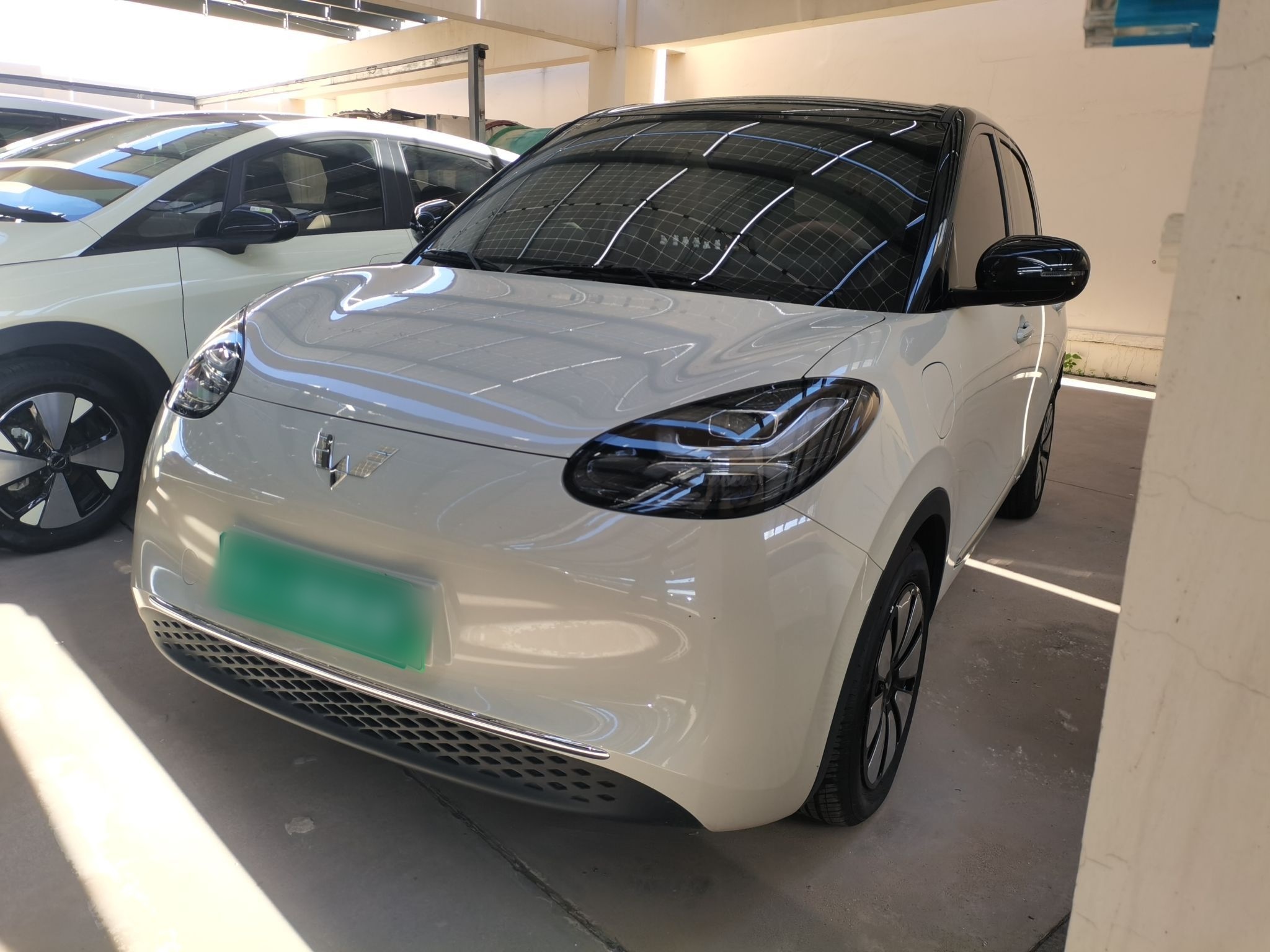 Под передней частью автомобиля