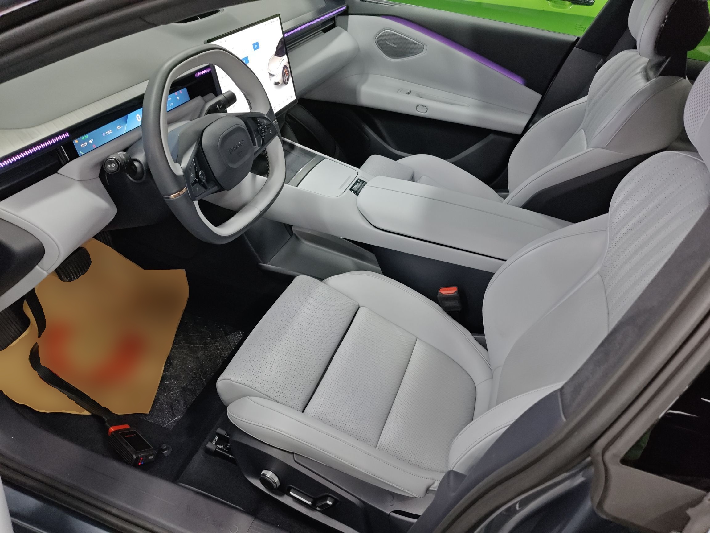 المقاعد الأمامية داخل السيارة