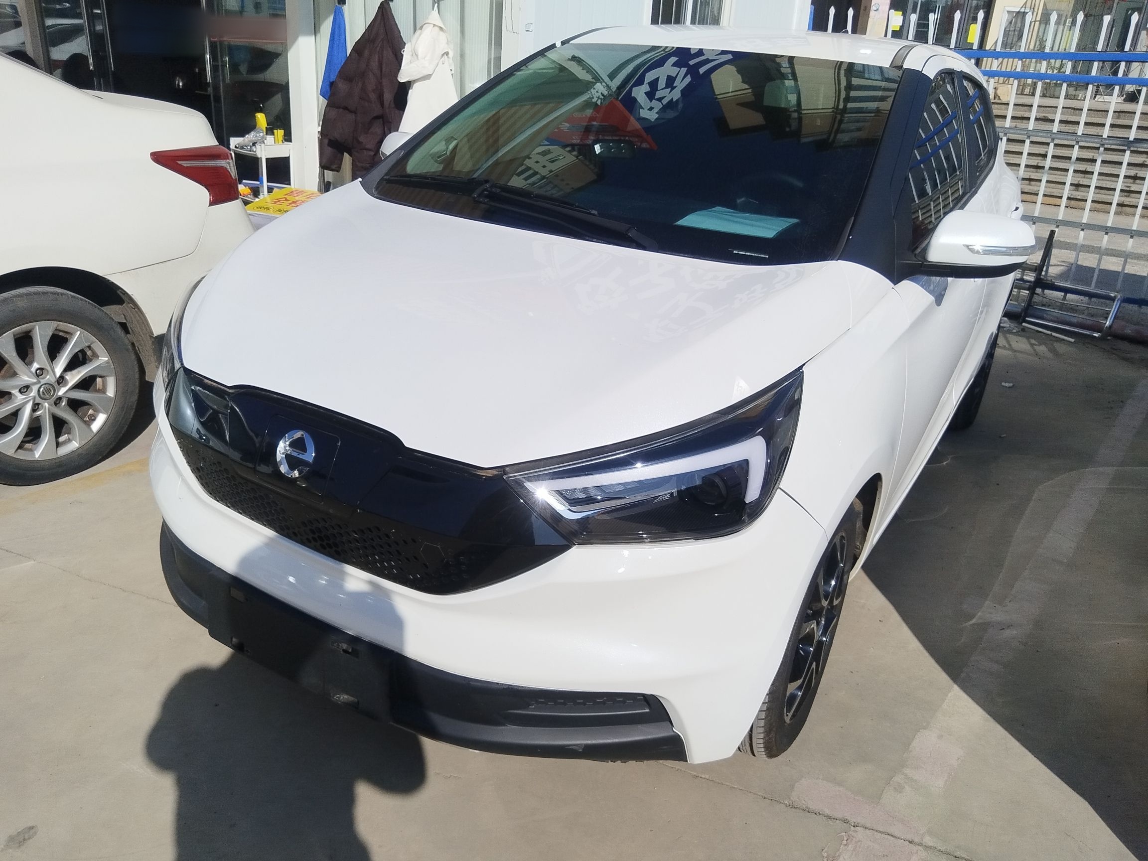 تحت مقدمة السيارة