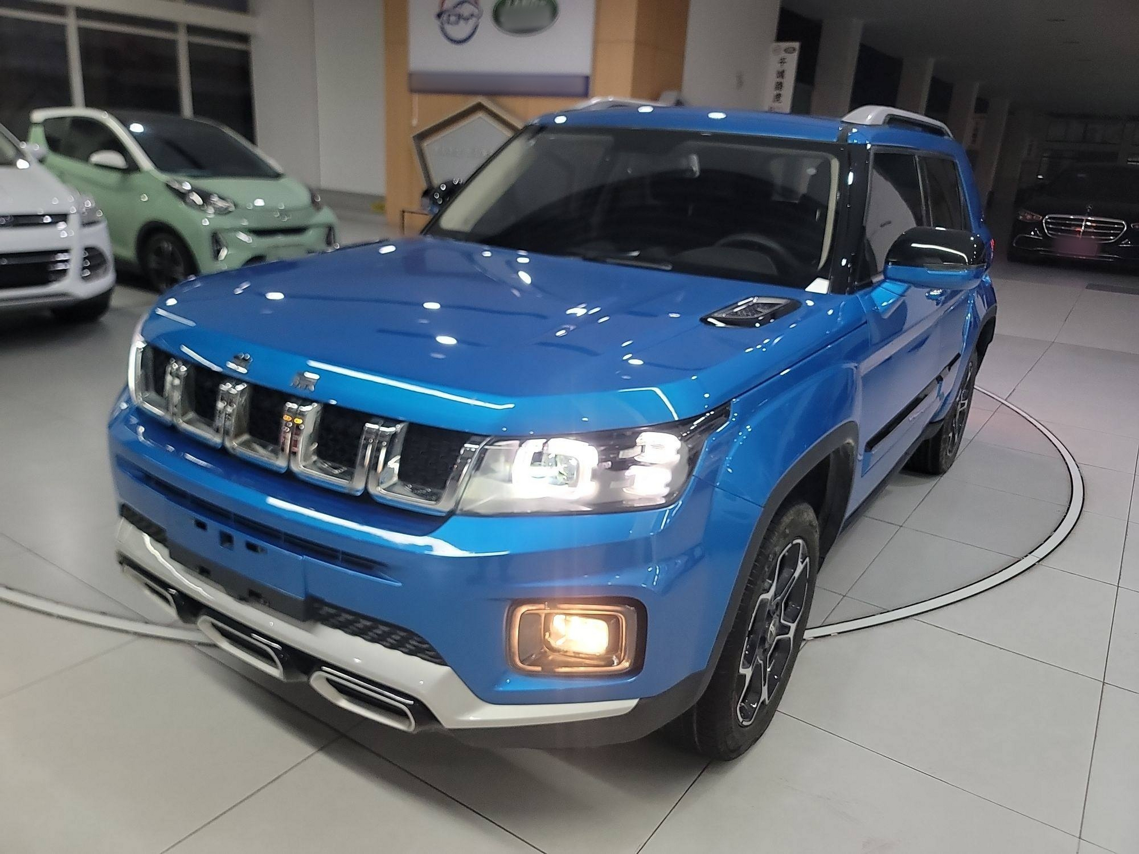 Под передней частью автомобиля