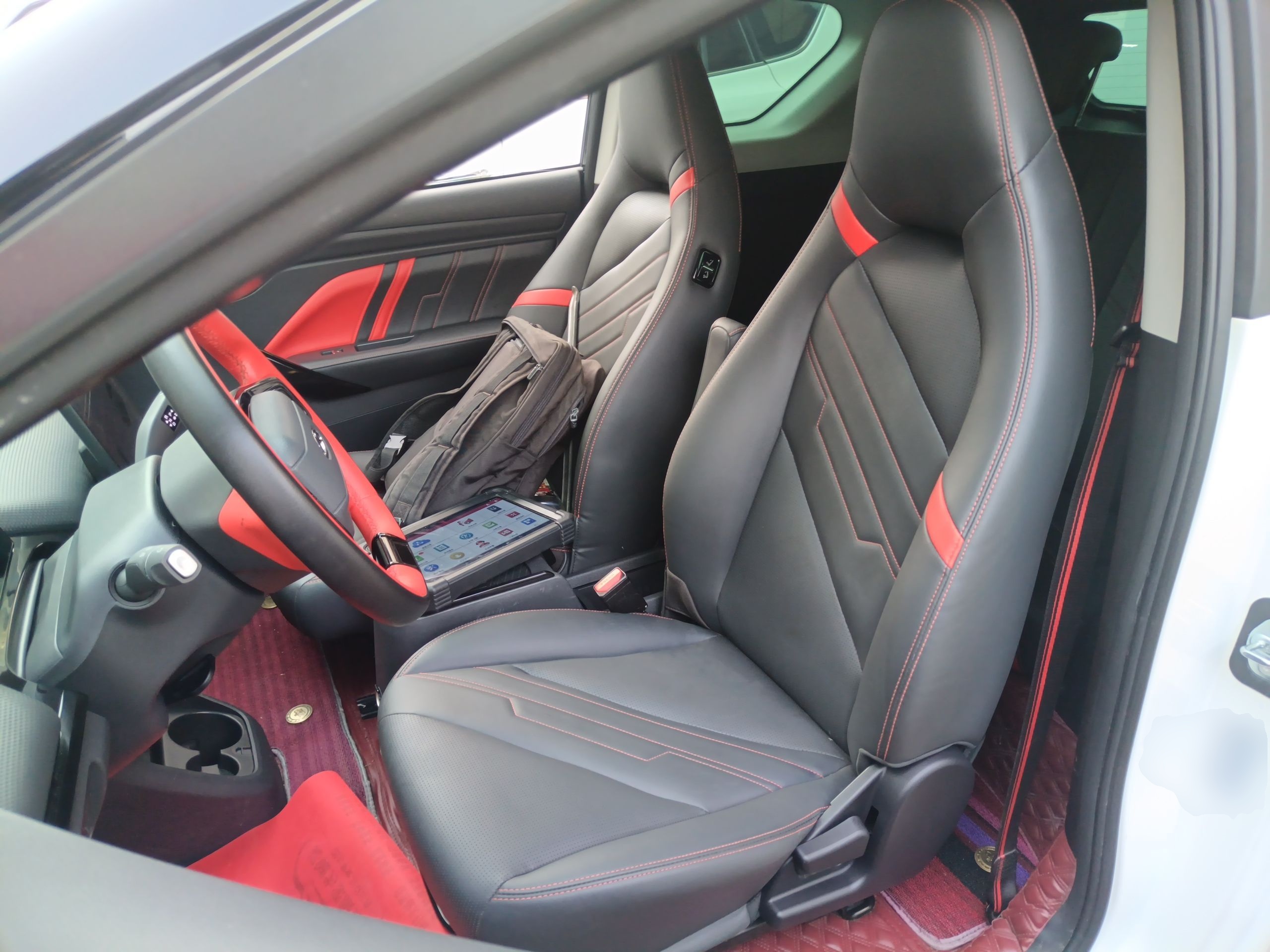 المقاعد الأمامية داخل السيارة