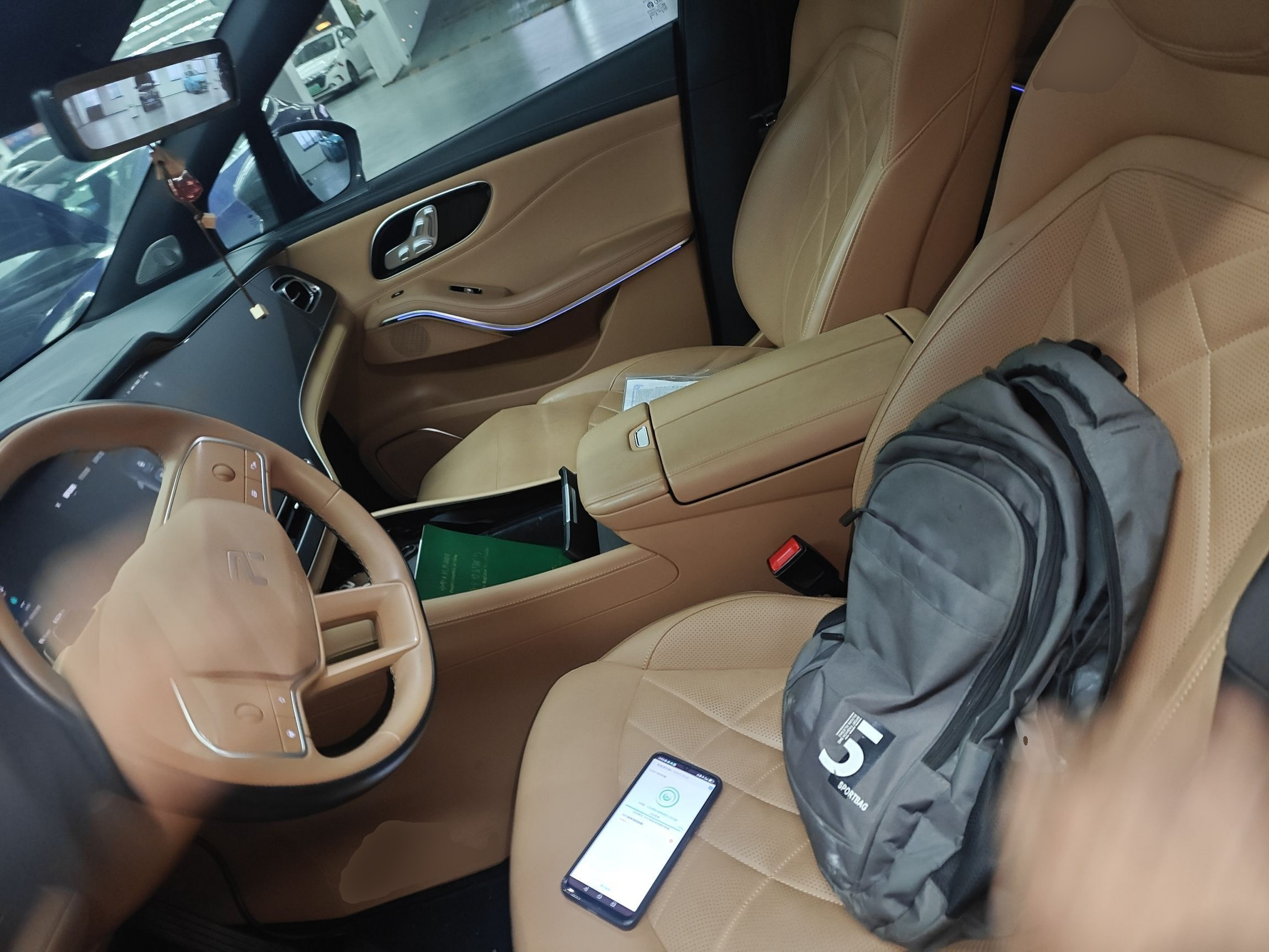 المقاعد الأمامية داخل السيارة