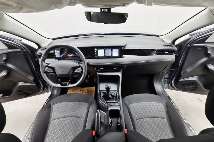 Used Roewe i5 2023 1.5L Manual Comfort Edition Interior 2