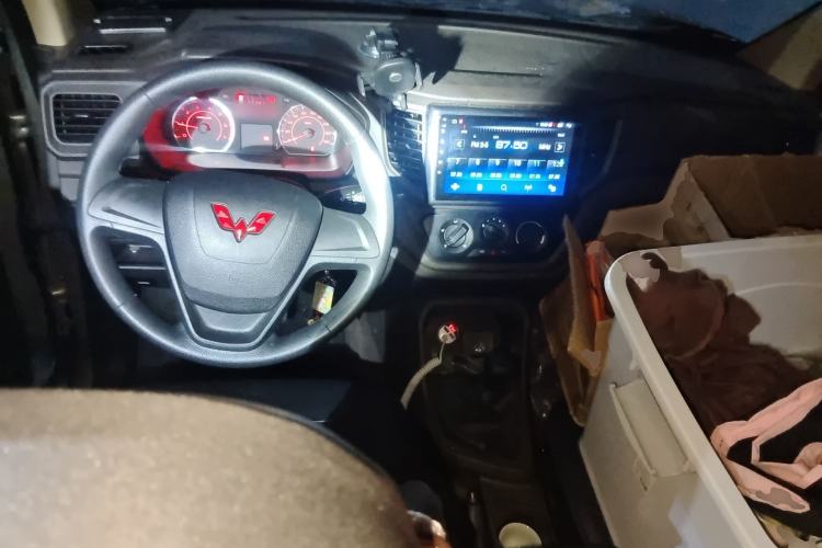 Used Wuling Hongguang V 2022 1.5L Jingqu Edition Electric-Assist LAR Center Console