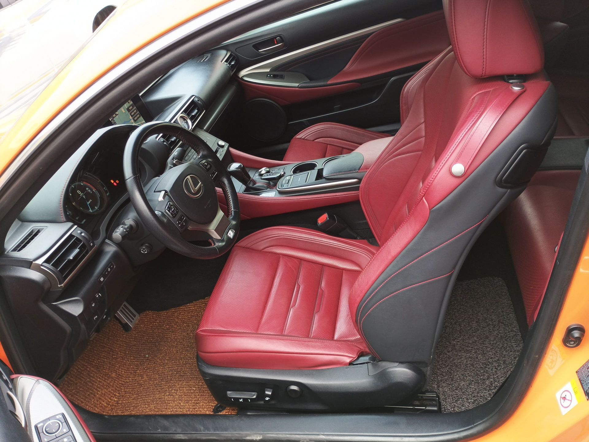 المقاعد الأمامية داخل السيارة