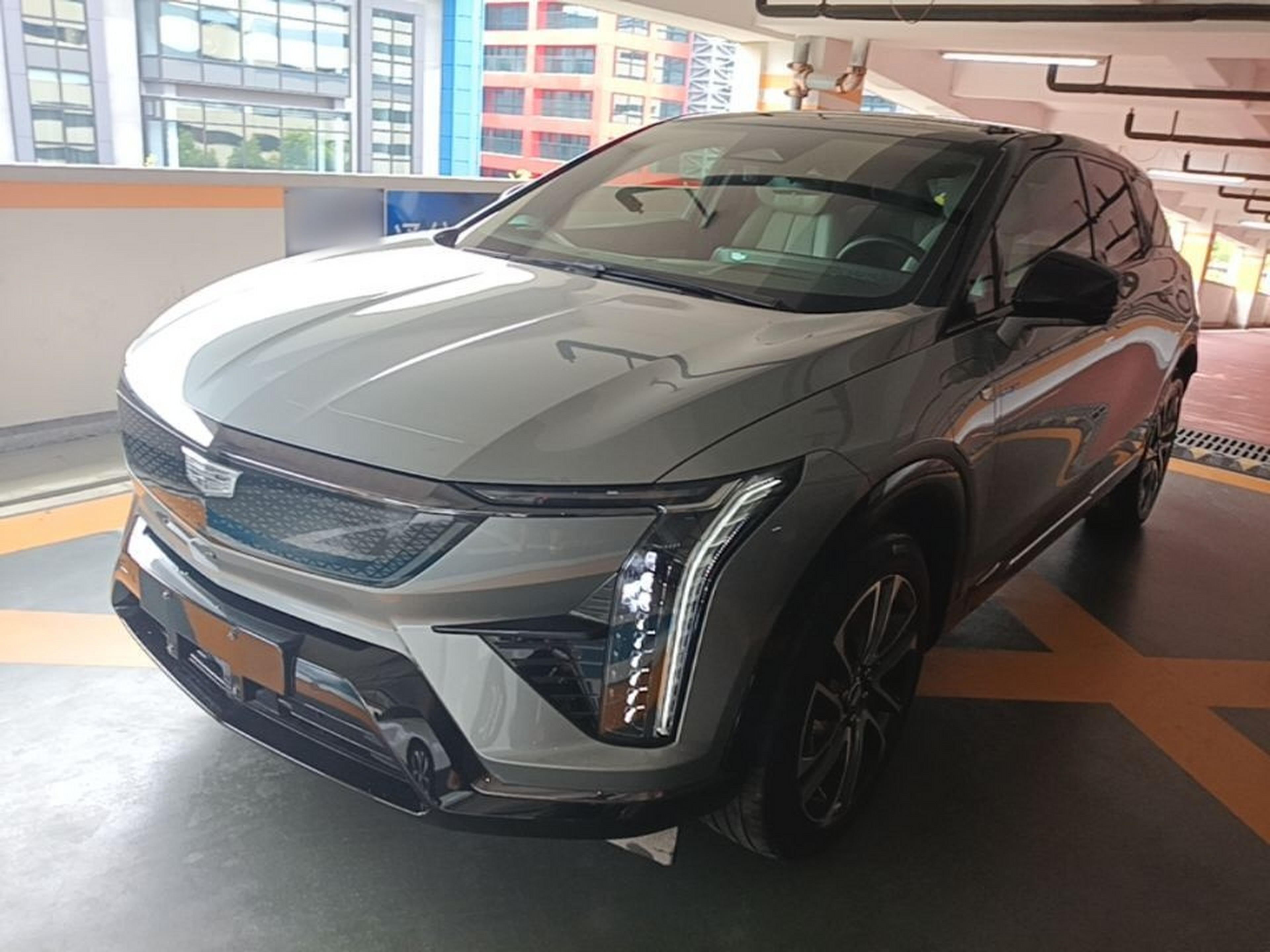 Под передней частью автомобиля