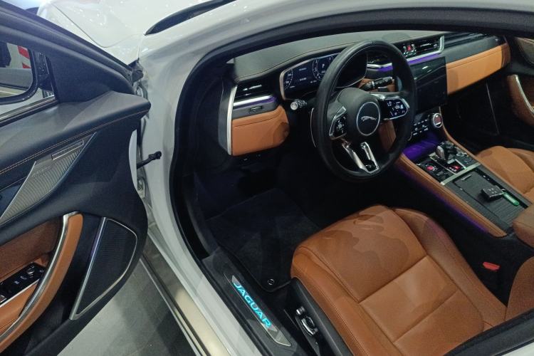 Used Jaguar XFL 2024 2.0T P300 Four-Wheel Drive Flagship Sport Gold Edition
