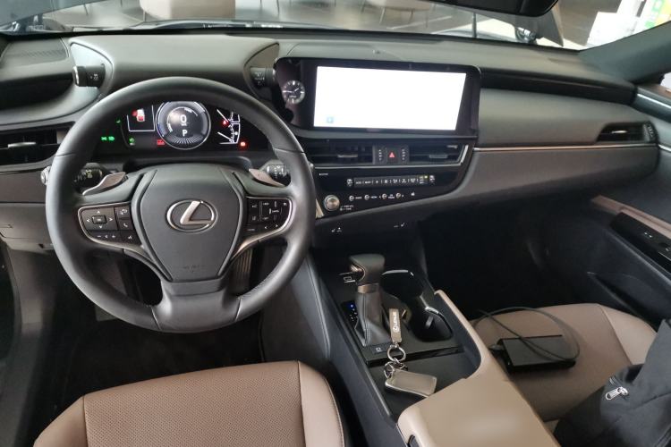 Used Lexus ES 2022 300h Excellence Edition Center Console
