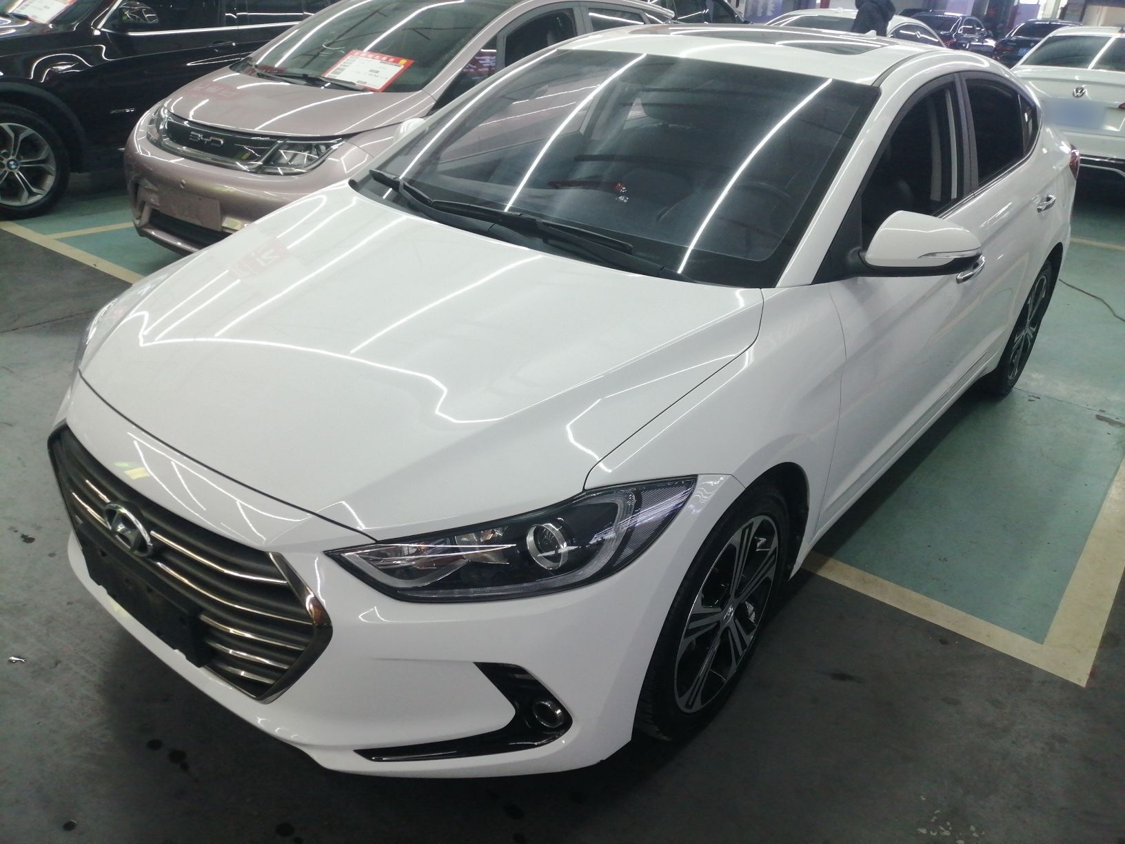 Под передней частью автомобиля