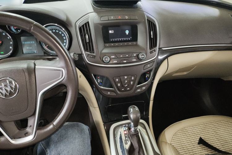 Used Buick Regal 2015 2.0L Leading Fashion Edition Center Console