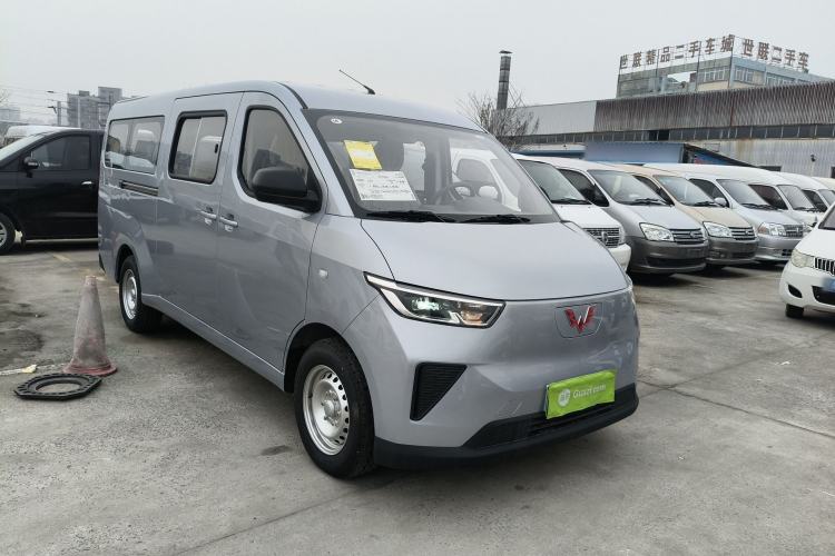 Used Wuling Yangguang 2024 300KM Comfort Version Passenger Van 75kW
