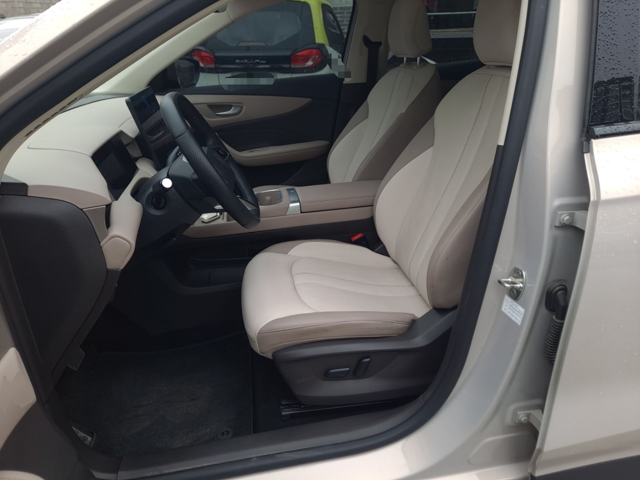 المقاعد الأمامية داخل السيارة