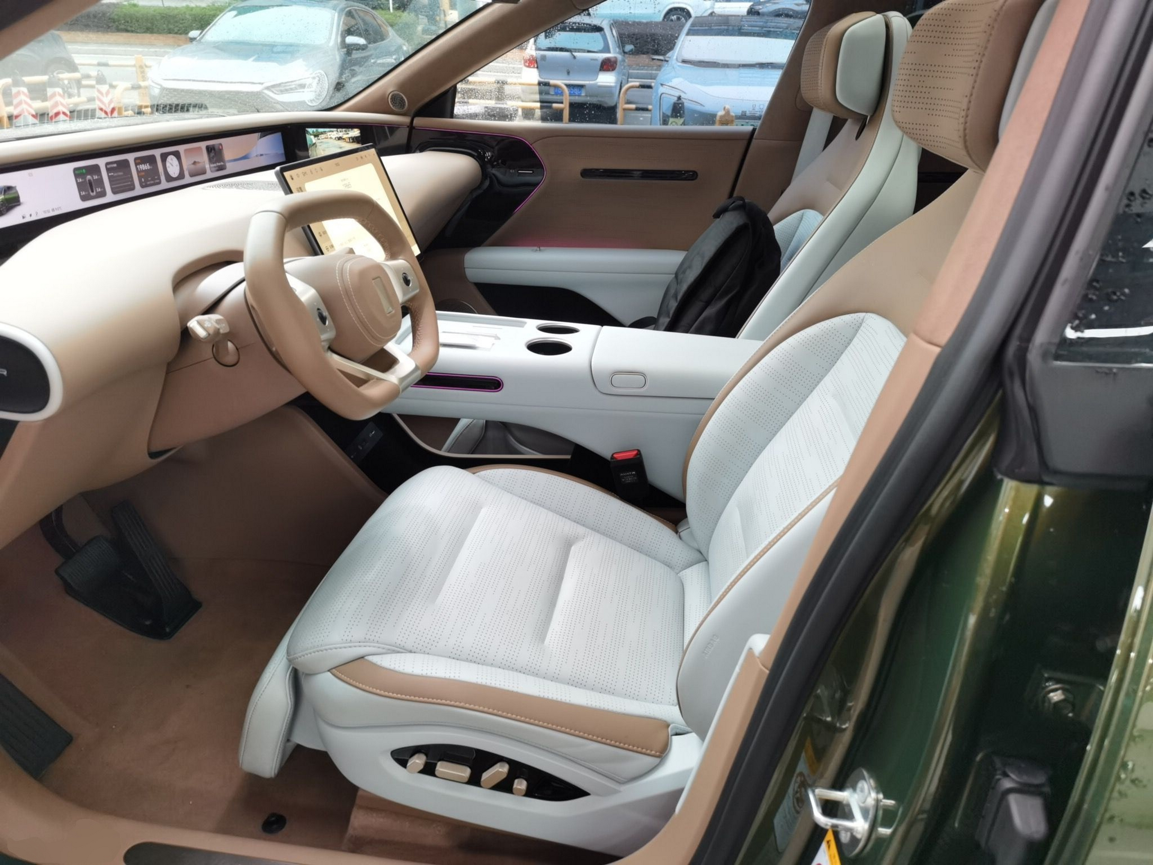 المقاعد الأمامية داخل السيارة