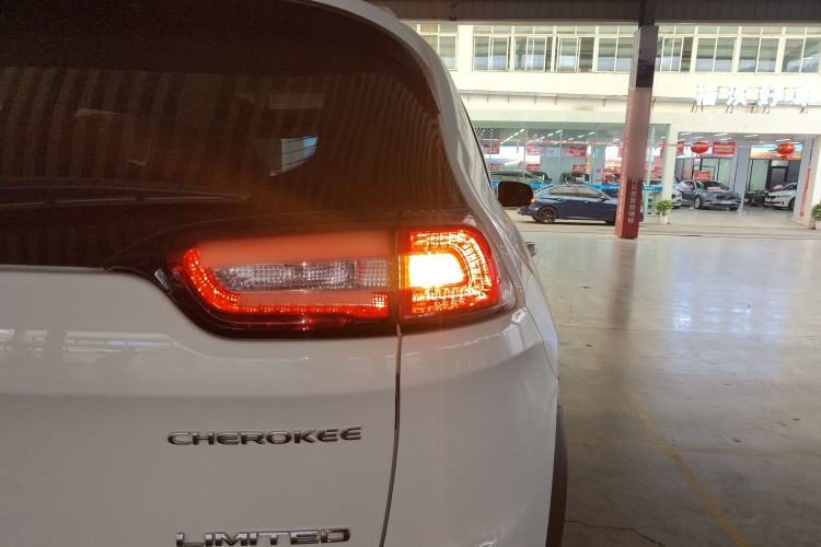 Used Jeep Cherokee 2020 2.0L Two-Wheel Drive Classic Sports Edition Right Rear Taillight