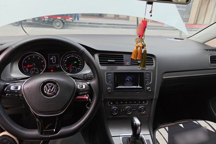 Used Volkswagen Golf 2016 230TSI Automatic Comfort Version Center Console