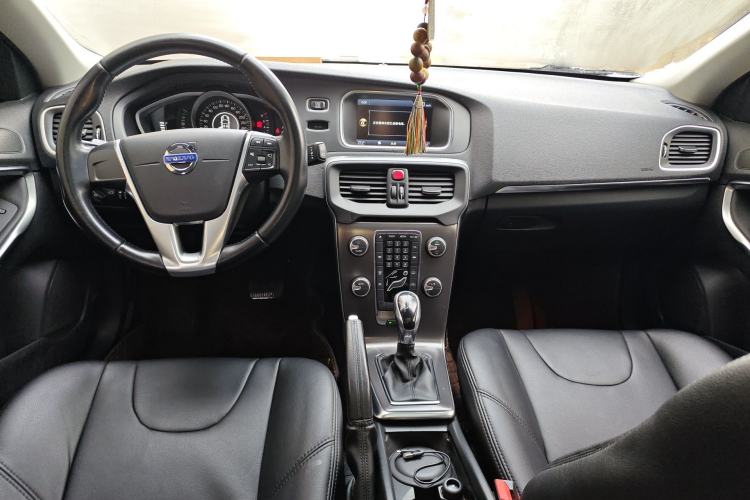 Used Volvo V40 2013 2.0T Zhiyi Edition Center Console