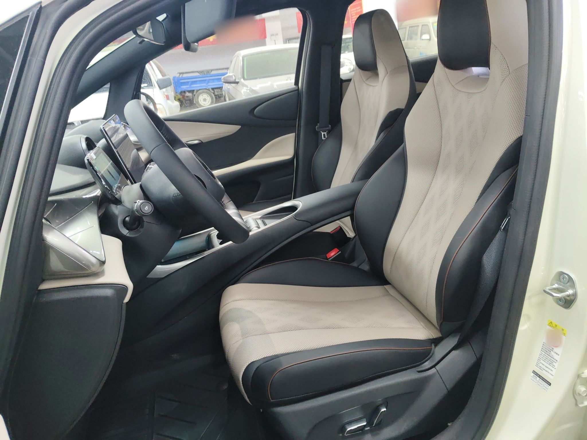 المقاعد الأمامية داخل السيارة