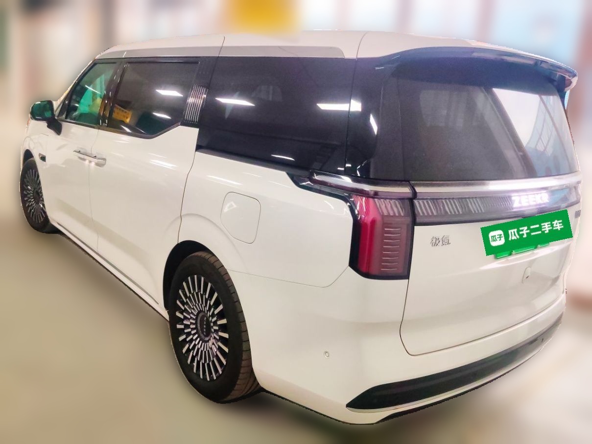 Zeekr 009 2024 7-Seater Walk-Through Version Four-Wheel Drive 108 kWh — снимка 4