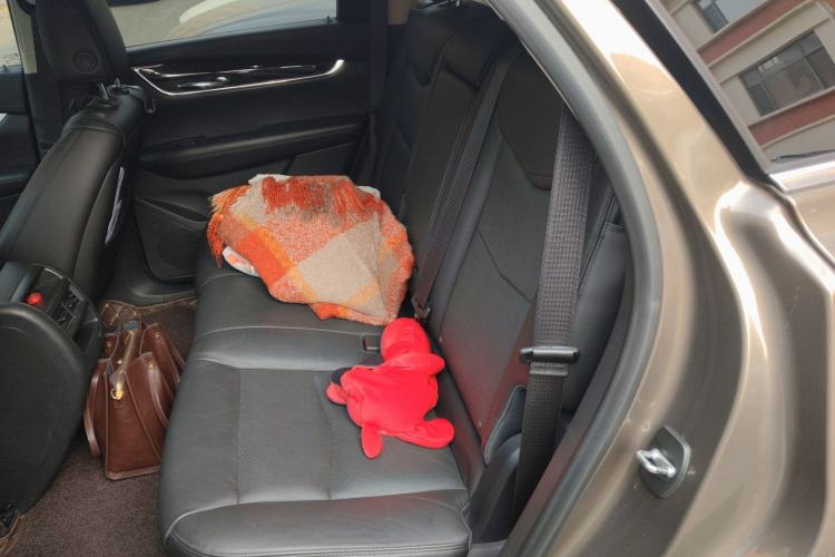 Used Cadillac XT5 2016 28T Four-Wheel Drive Luxury Model Left Rear Seat