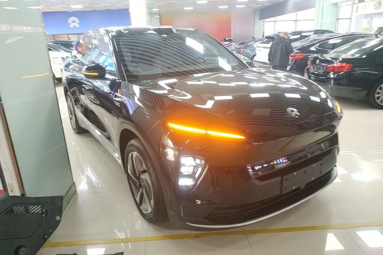 Used Nio ES8 2023 75 kWh Front Right 45 Deg