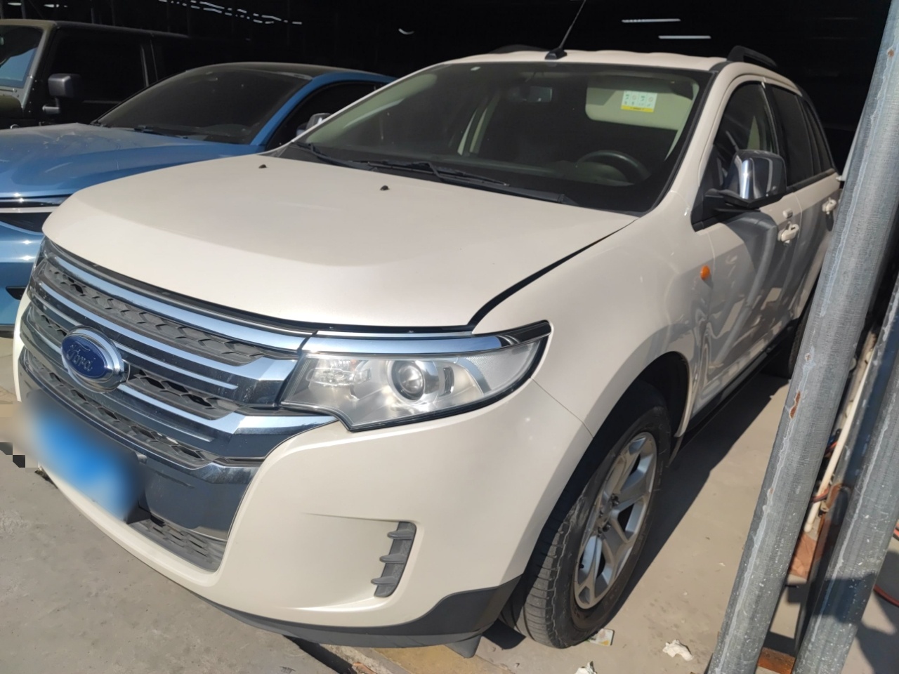 تحت مقدمة السيارة