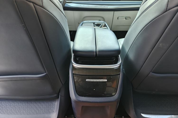 Used SAIC MAXUS G90 2023 2.0T Xingyun 7-Seater Version
