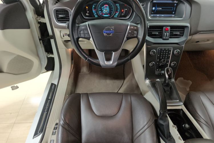 Used Volvo V40 2014 2.0T Zhiya Edition Steering Wheel