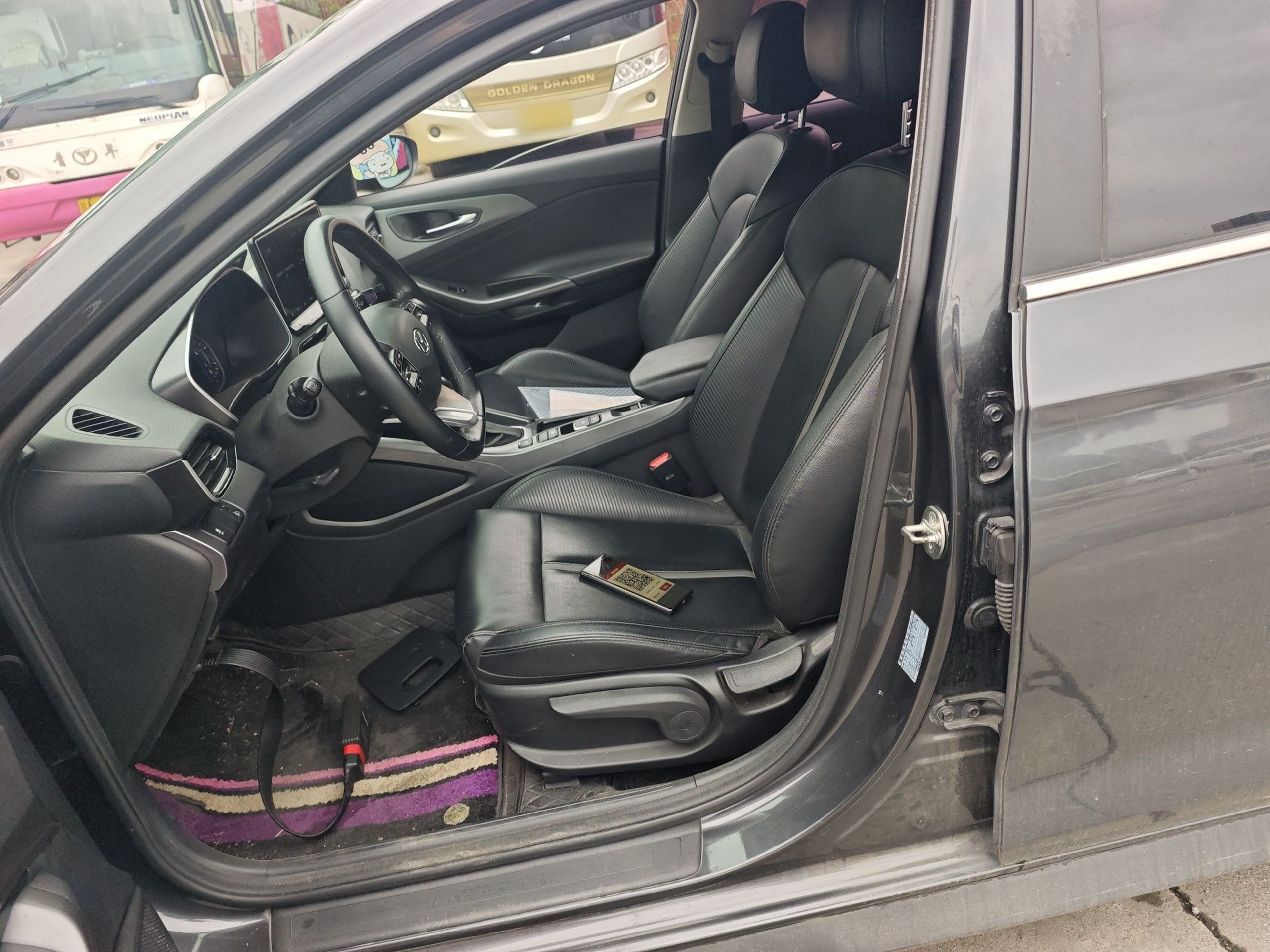 Переднее сиденье в автомобиле