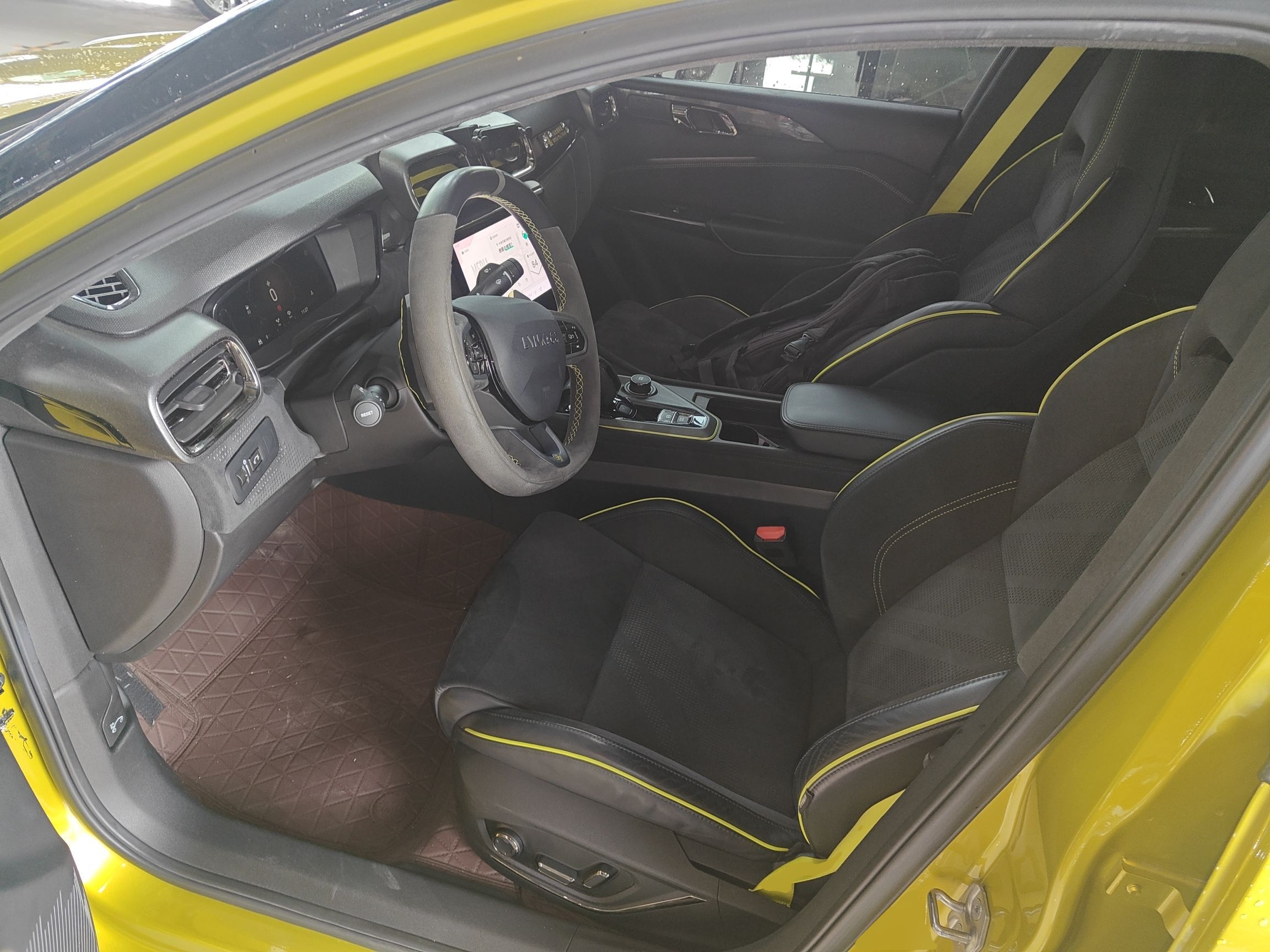 المقاعد الأمامية داخل السيارة