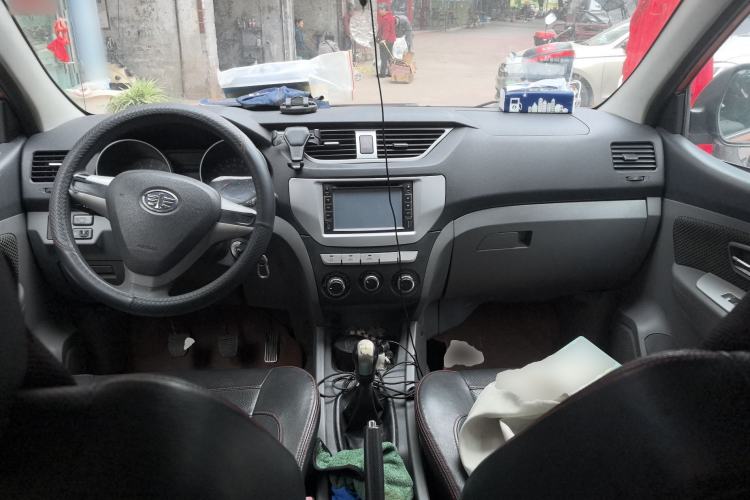 Used FAW Senya S80 2014 1.3L Manual 7-Seater Classic Edition Center Console