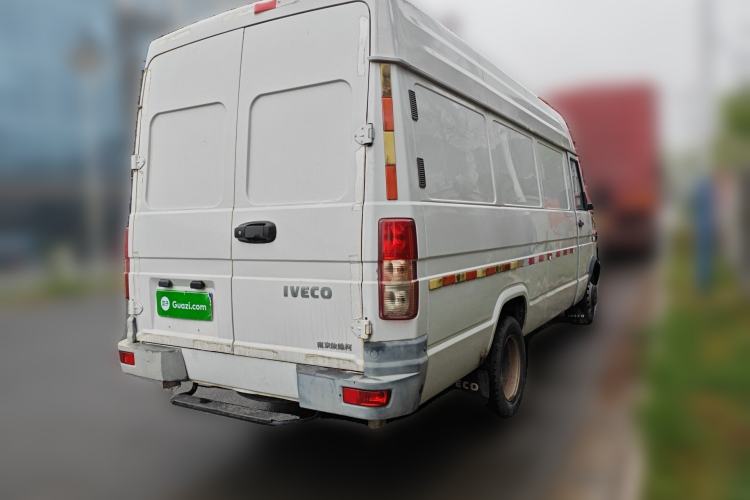 Used Iveco Daily 2021 2.8T V40 VAN厢式 Cargo Van 3-Seater Long Wheelbase Mid-Roof Design Dual Tires Manual Door Rear Right 45 Deg