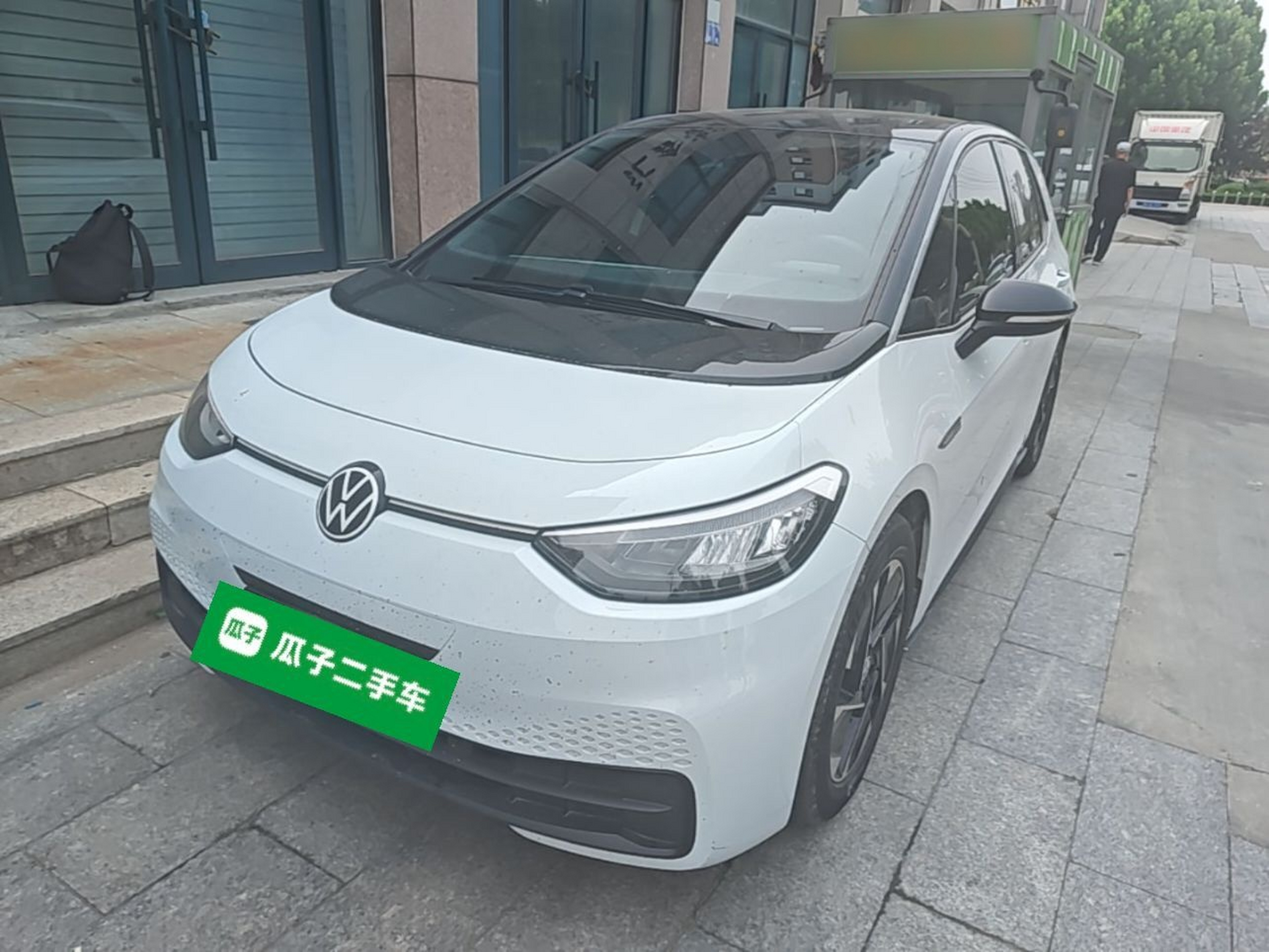 Unter der Vorderseite des Autos