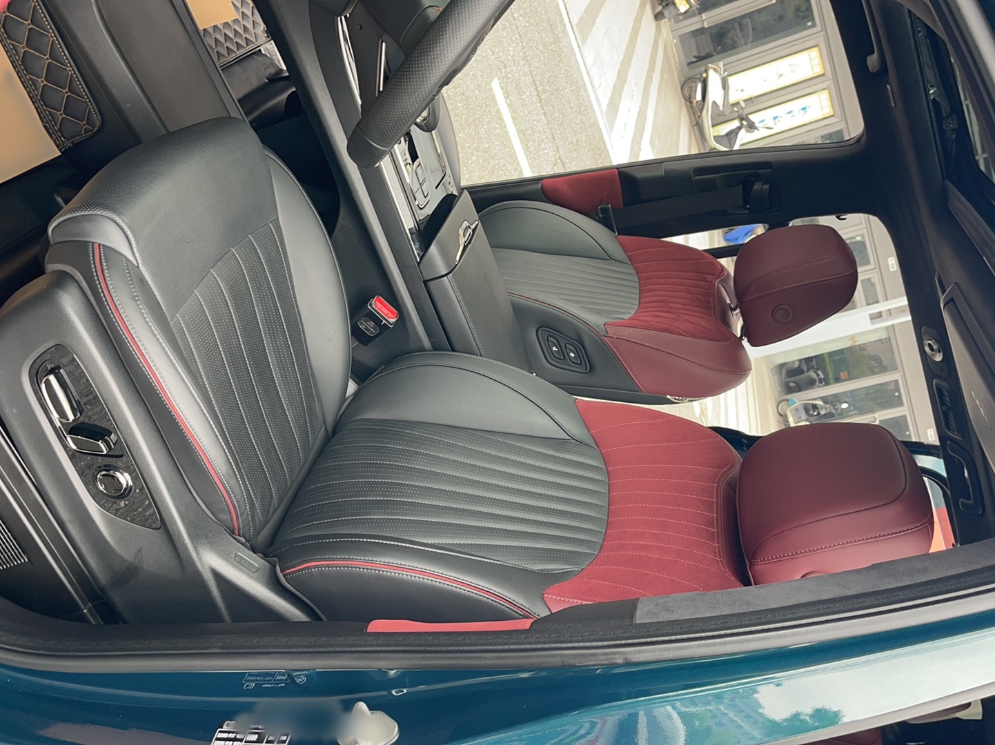 المقاعد الأمامية داخل السيارة