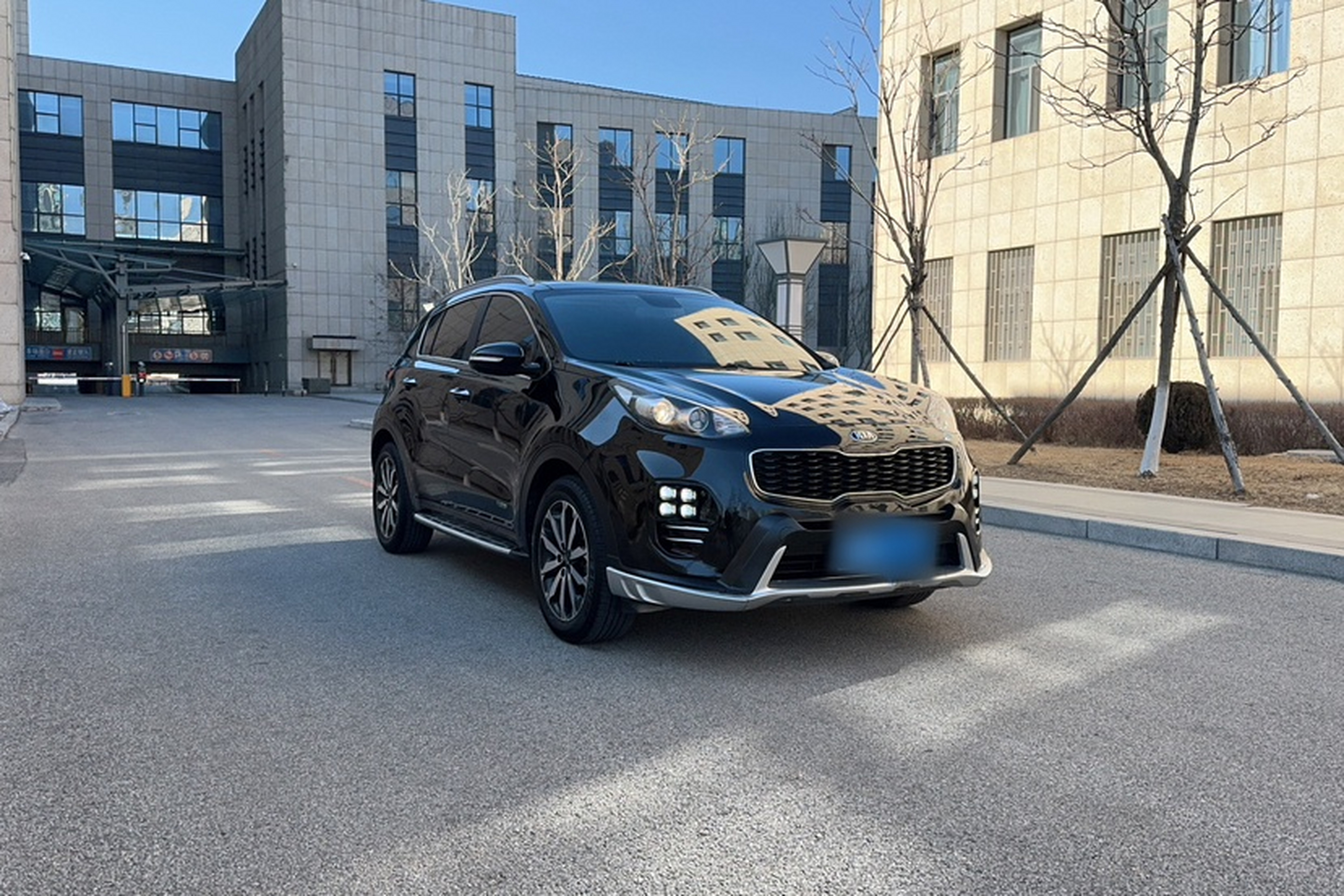 Под передней частью автомобиля