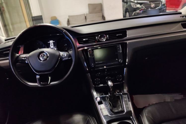 Used Volkswagen Passat 2017 280TSI DSG Luxury Edition Center Console