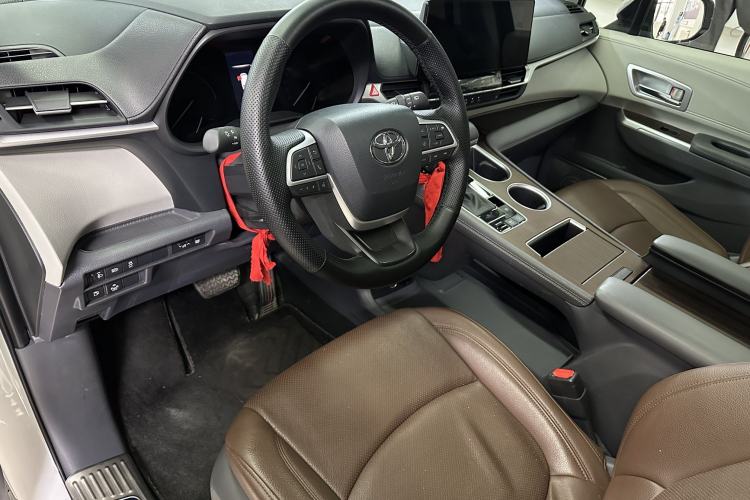 Used Toyota SIENNA 2024 2.5L Hybrid Comfort Edition Interior 5