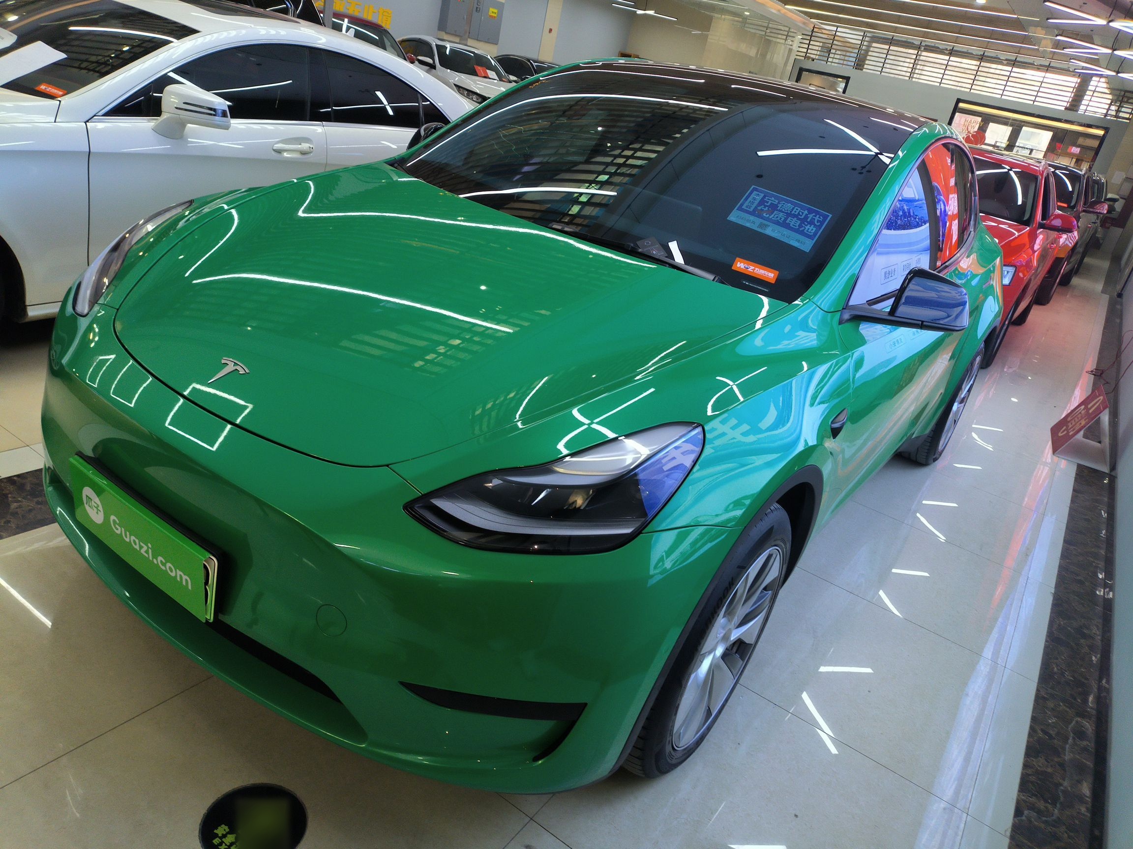 تحت مقدمة السيارة