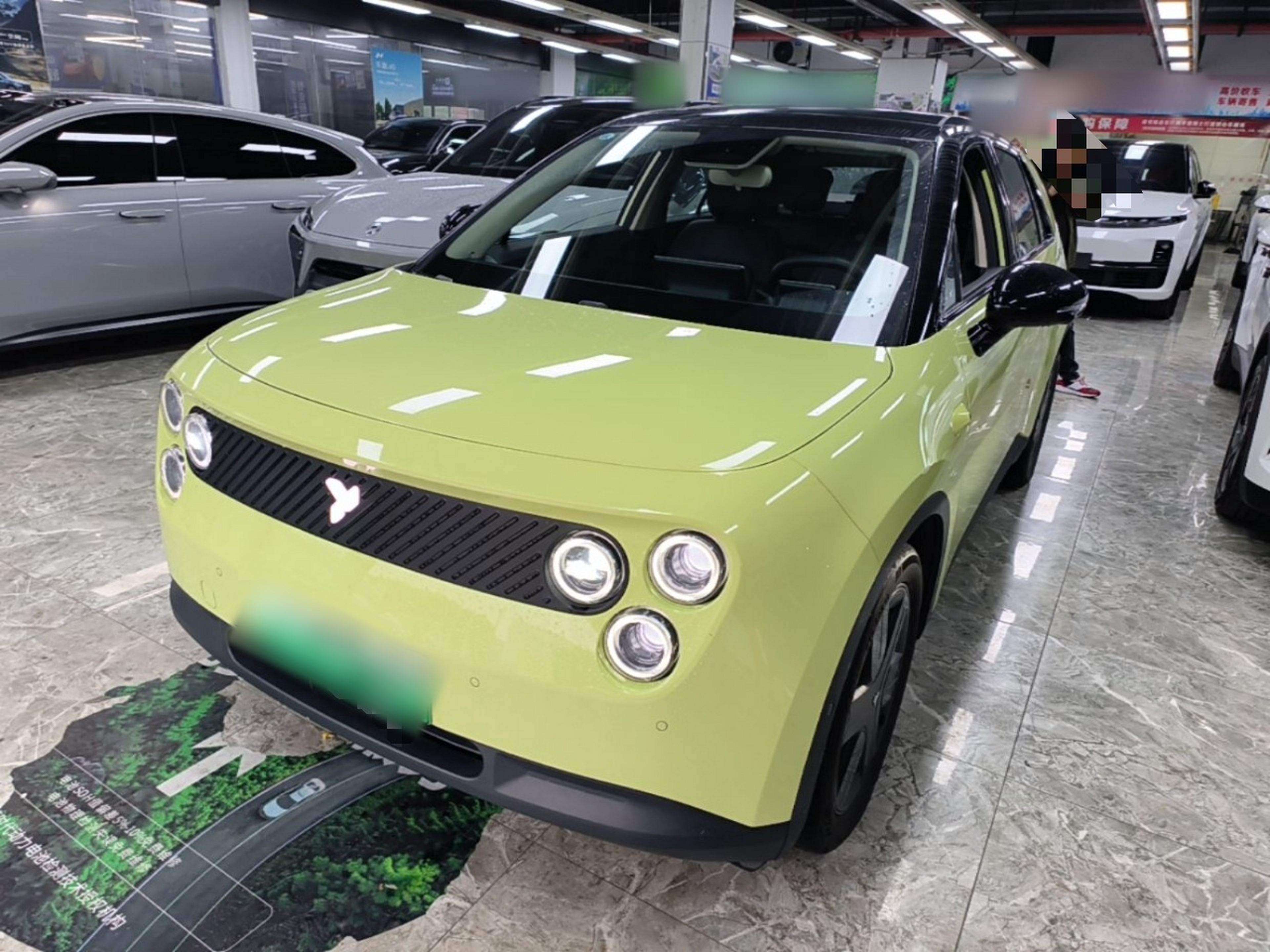 Под передней частью автомобиля