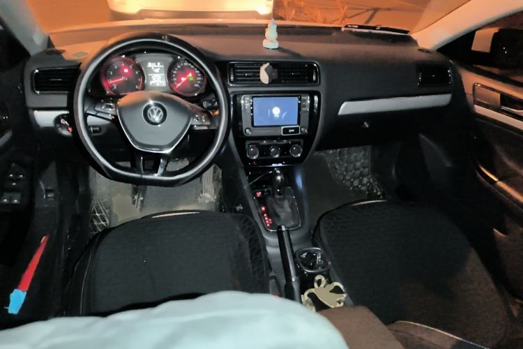 Used Volkswagen Sagitar 2018 1.6L Automatic Comfort Model Center Console