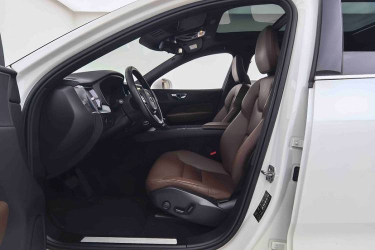 Used Volvo XC60 2021 T5 4x4 Smart Luxury Edition Interior 2