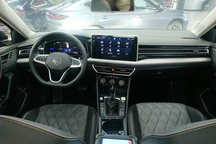 Used Volkswagen Sagitar 2023 300TSI DSG Excellence Edition Center Console