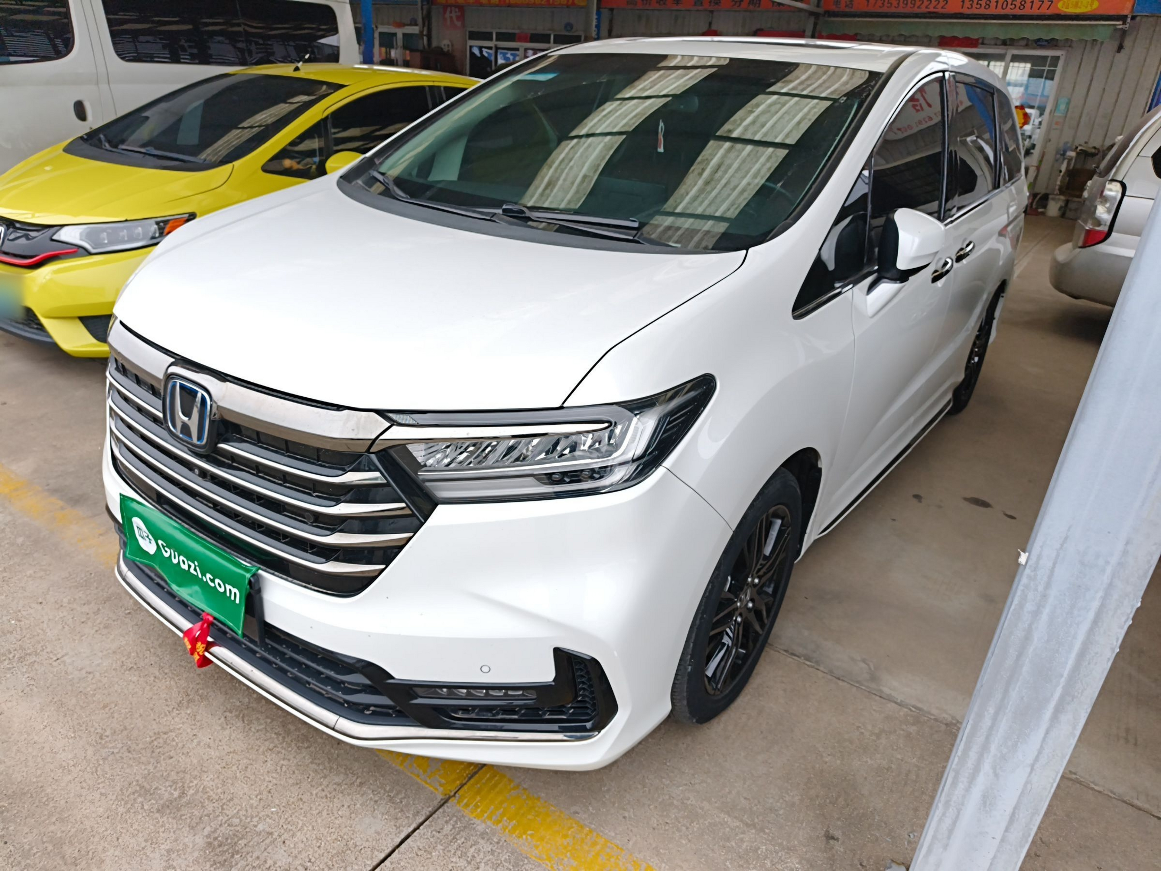 تحت مقدمة السيارة