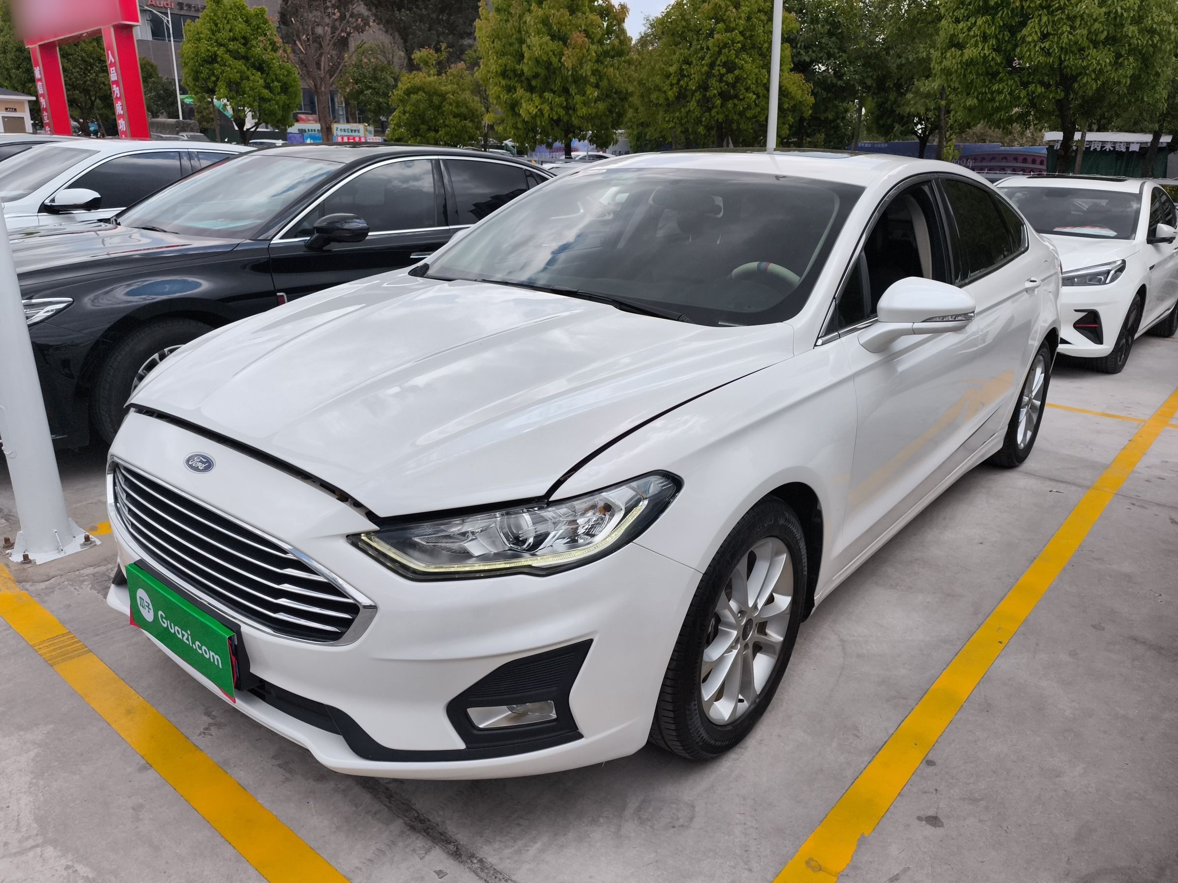 تحت مقدمة السيارة