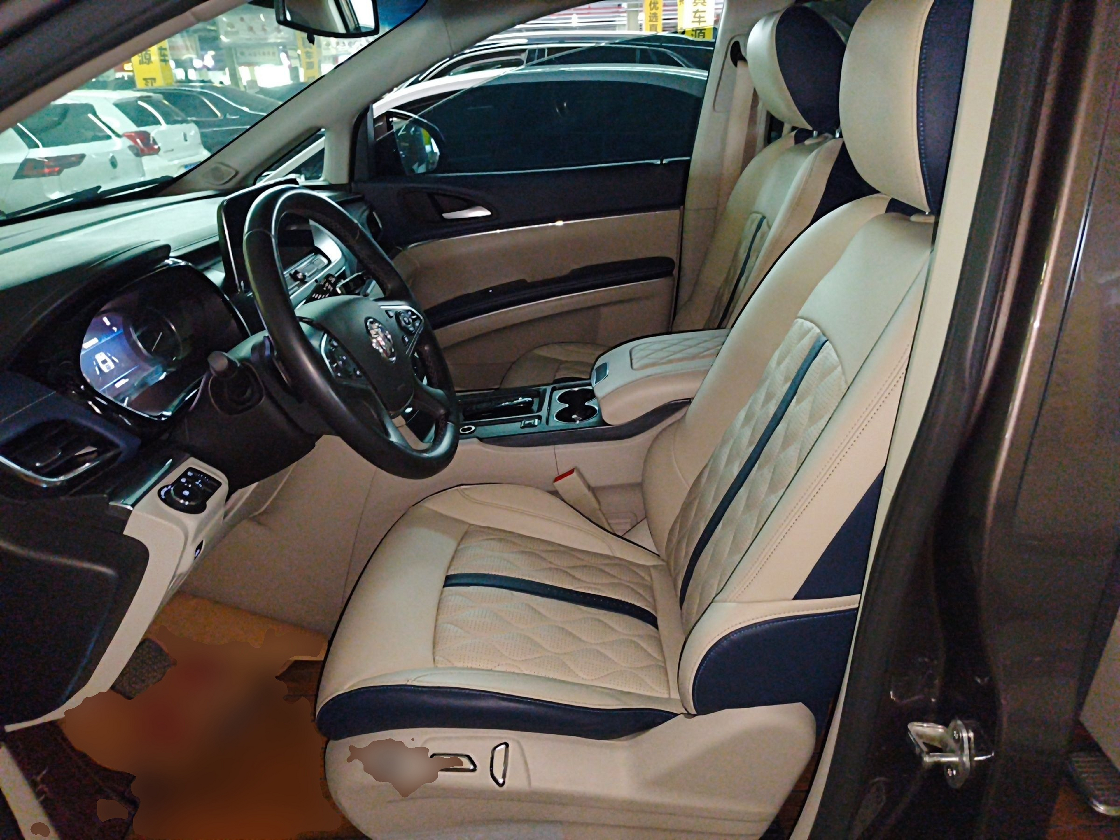 المقاعد الأمامية داخل السيارة