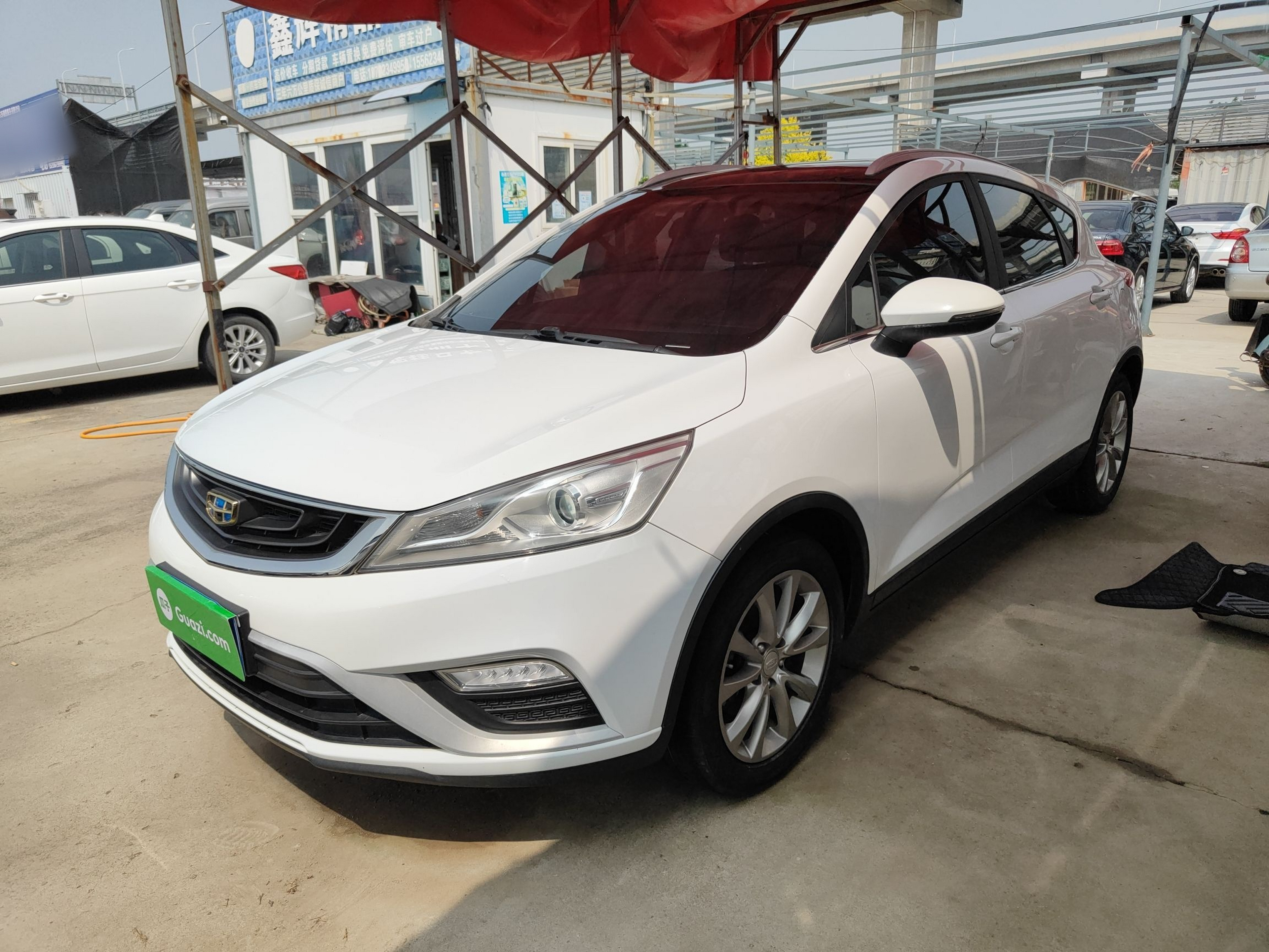 تحت مقدمة السيارة