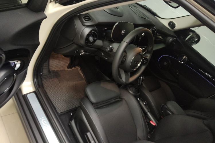 Used MINI 2023 1.5T COOPER Artist Five-Door Edition Driver Seat