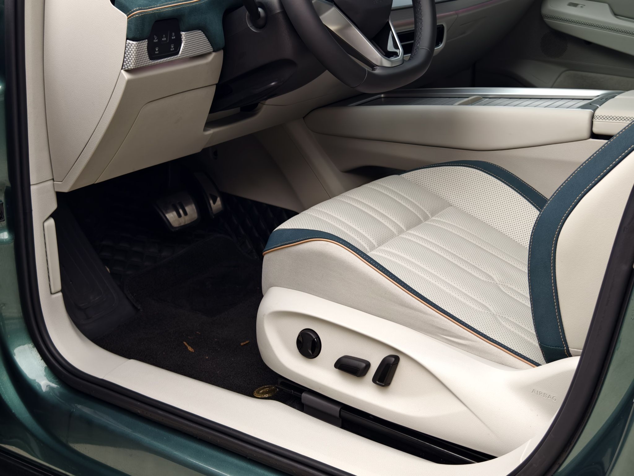 المقاعد الأمامية داخل السيارة