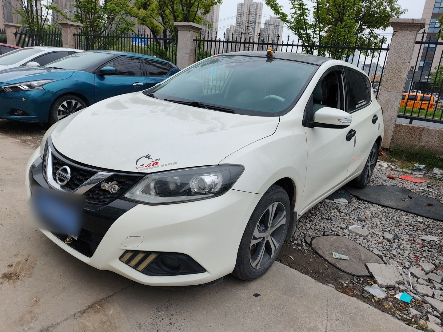 Под передней частью автомобиля