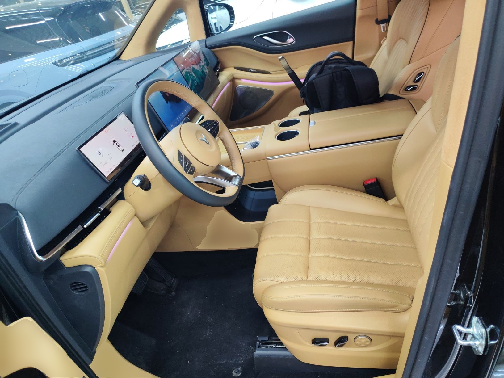 المقاعد الأمامية داخل السيارة