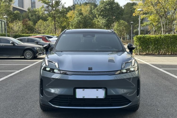 Used Lynk & Co 08 EM-P 2025 220 km All-Wheel-Drive Performance Halo Exterior 1